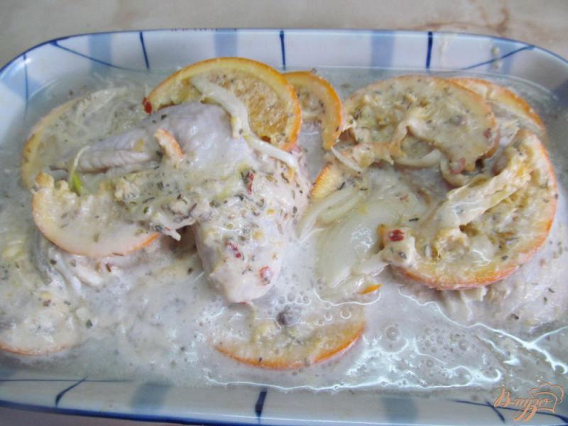 Фото приготовление рецепта: Запеченный цыпленок в апельсинах с вермишелью шаг №4
