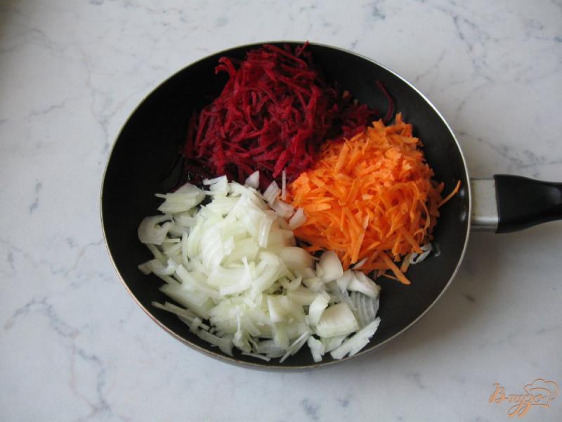 Фото приготовление рецепта: Тёплый салат с овощами, рисом и яйцом шаг №3