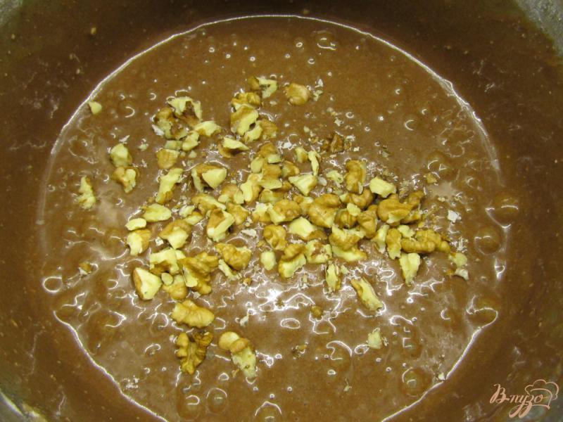 Фото приготовление рецепта: Шоколадные маффины с грецкими орехами шаг №7