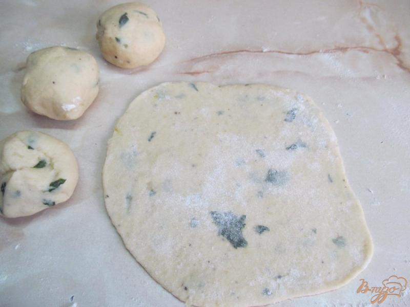 Фото приготовление рецепта: Картофельные лепешки с листьями сельдерея шаг №4