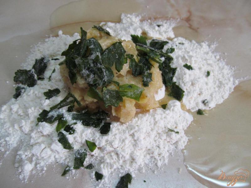 Фото приготовление рецепта: Картофельные лепешки с листьями сельдерея шаг №2