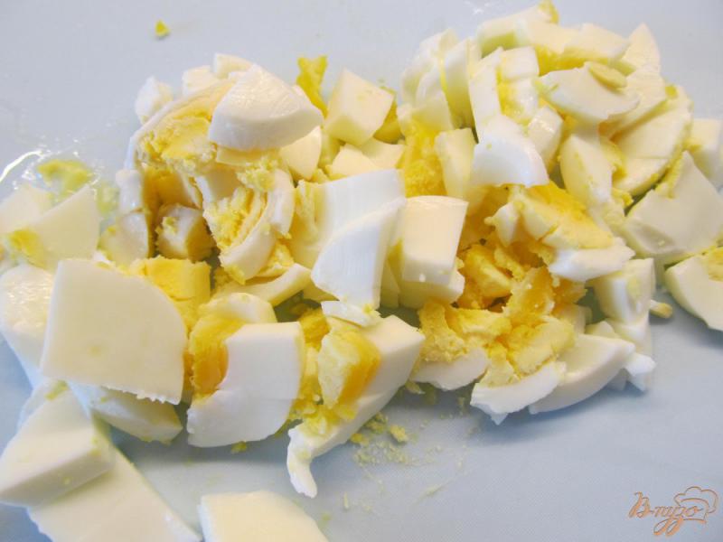 Фото приготовление рецепта: Зеленый салат с яйцом шаг №3