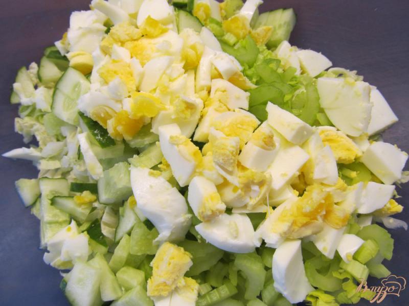 Фото приготовление рецепта: Зеленый салат с яйцом шаг №4