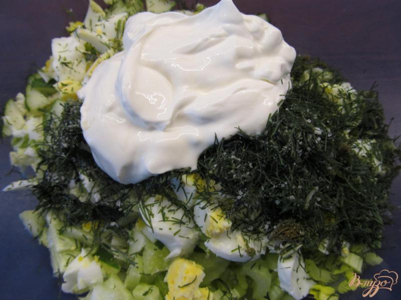 Фото приготовление рецепта: Зеленый салат с яйцом шаг №6