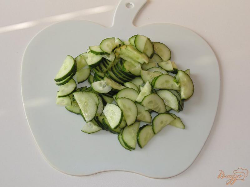 Фото приготовление рецепта: Салат из редиса и огурца шаг №2