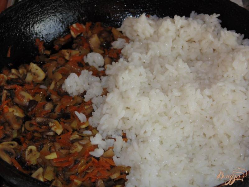 Фото приготовление рецепта: Рис с шампиньонами и овощами шаг №4