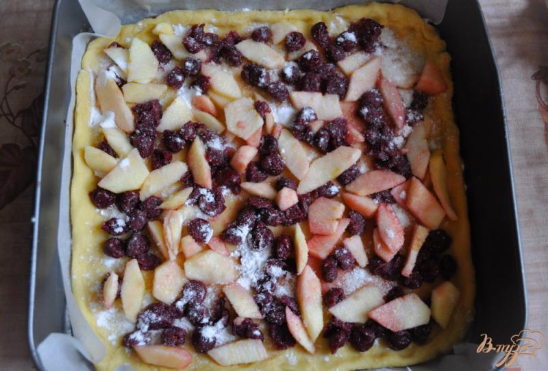 Фото приготовление рецепта: Пирог с вишней и яблоком шаг №6
