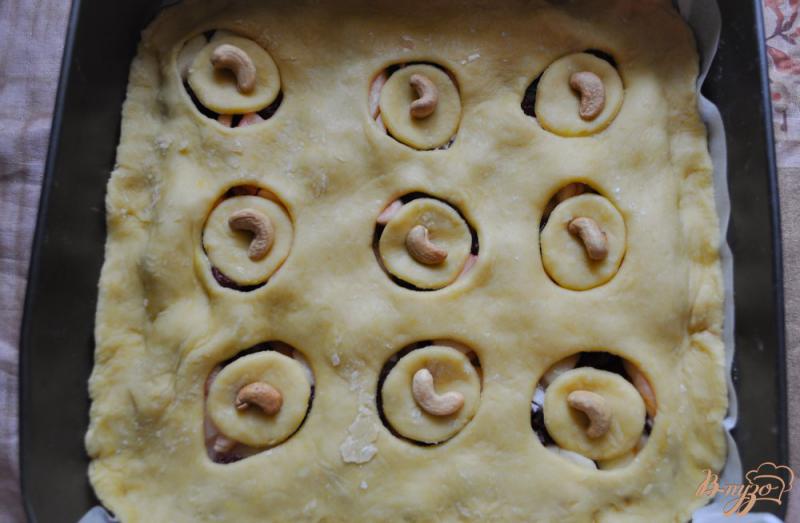 Фото приготовление рецепта: Пирог с вишней и яблоком шаг №8