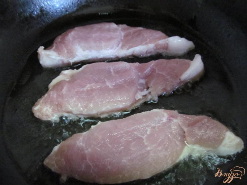 Фото приготовление рецепта: Свинина с овощами и сыром шаг №1