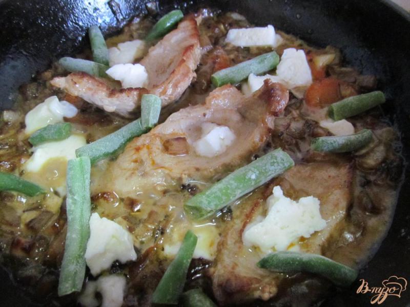 Фото приготовление рецепта: Свинина с овощами и сыром шаг №7