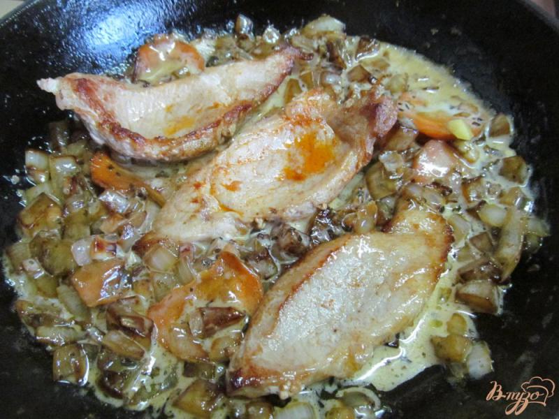 Фото приготовление рецепта: Свинина с овощами и сыром шаг №6