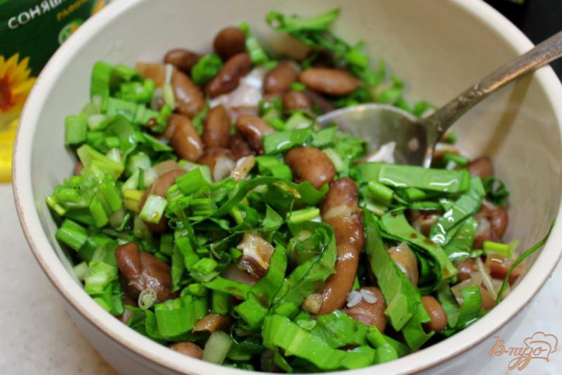 Фото приготовление рецепта: Салат с красной фасолью и копченостями шаг №4