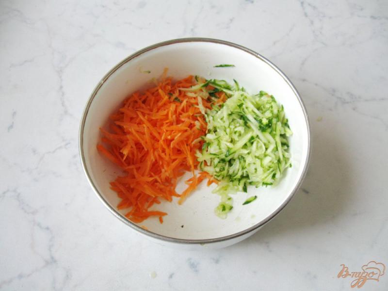 Фото приготовление рецепта: Салат с огурцом, морковью и редькой шаг №2