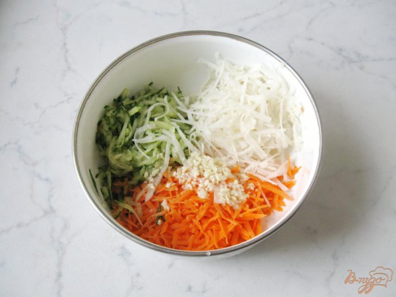 Фото приготовление рецепта: Салат с огурцом, морковью и редькой шаг №6