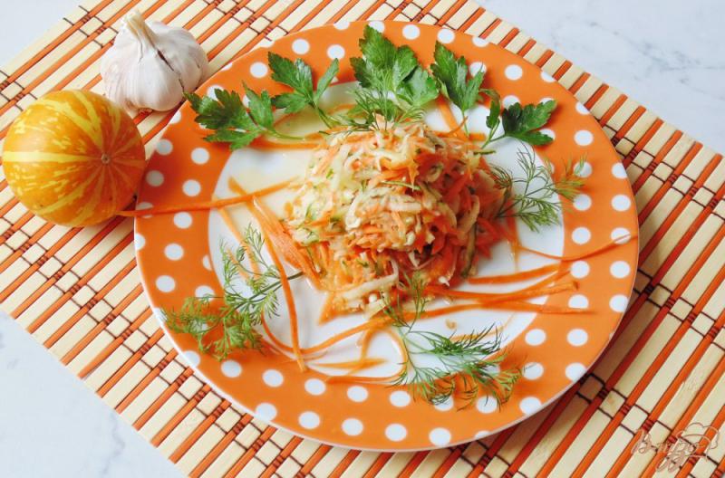 Фото приготовление рецепта: Салат с огурцом, морковью и редькой шаг №8