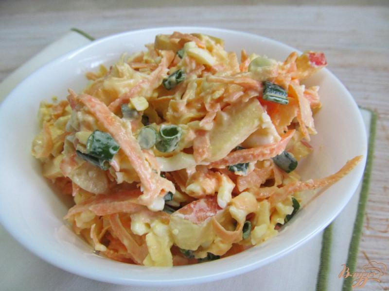 Фото приготовление рецепта: Салат из моркови с яблоком и сыром шаг №5