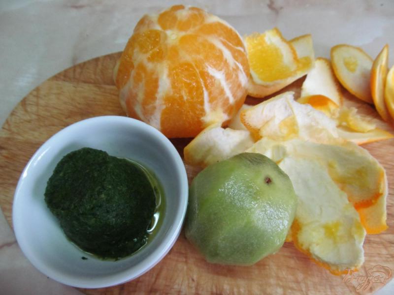 Фото приготовление рецепта: Смузи с апельсином киви и шпинатом шаг №1