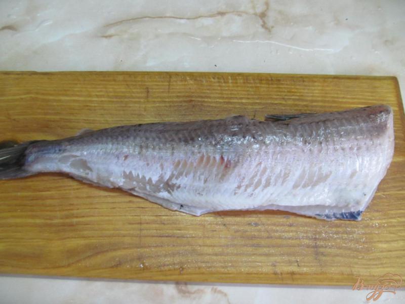 Фото приготовление рецепта: Салат из отварной рыбы сыра и свеклы шаг №1