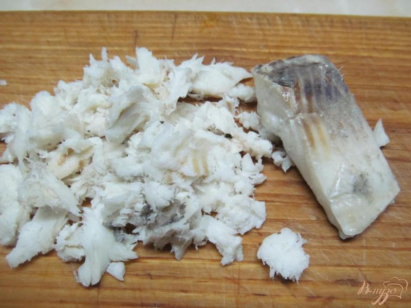 Фото приготовление рецепта: Салат из отварной рыбы сыра и свеклы шаг №3