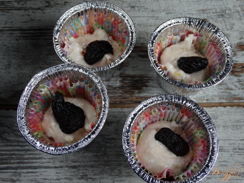 Фото приготовление рецепта: Творожные кексы с черносливом шаг №8