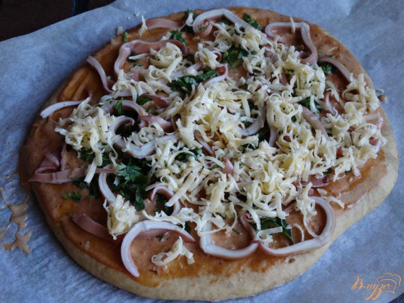 Фото приготовление рецепта: Пицца с кальмарами шаг №6