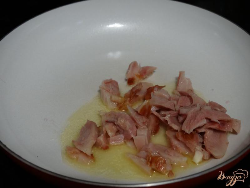 Фото приготовление рецепта: Спагетти с копченой курицей и опятами шаг №2