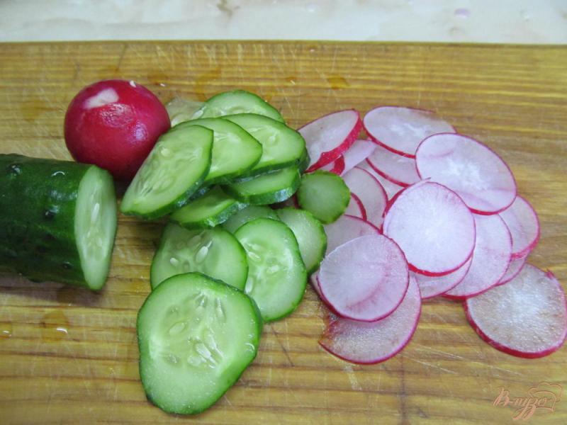 Фото приготовление рецепта: Салат из редиса с огурцом и сыром шаг №1