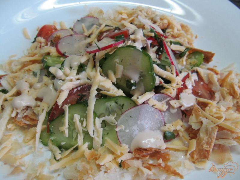 Фото приготовление рецепта: Салат из редиса с огурцом и сыром шаг №6