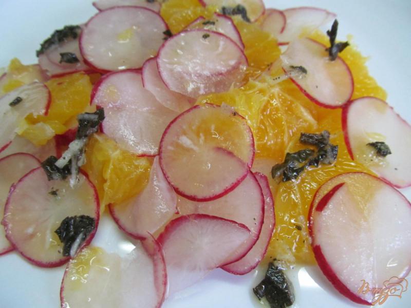 Фото приготовление рецепта: Салат из апельсина с редисом шаг №5
