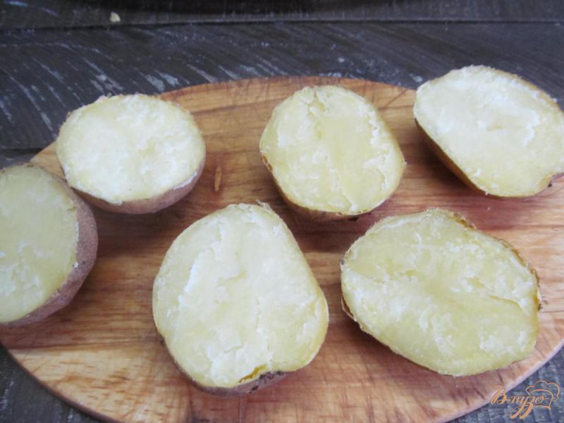Фото приготовление рецепта: Запеченный картофель под сыром шаг №2