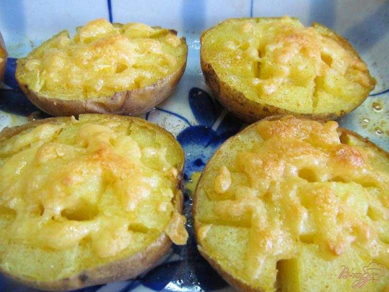 Фото приготовление рецепта: Запеченный картофель под сыром шаг №5