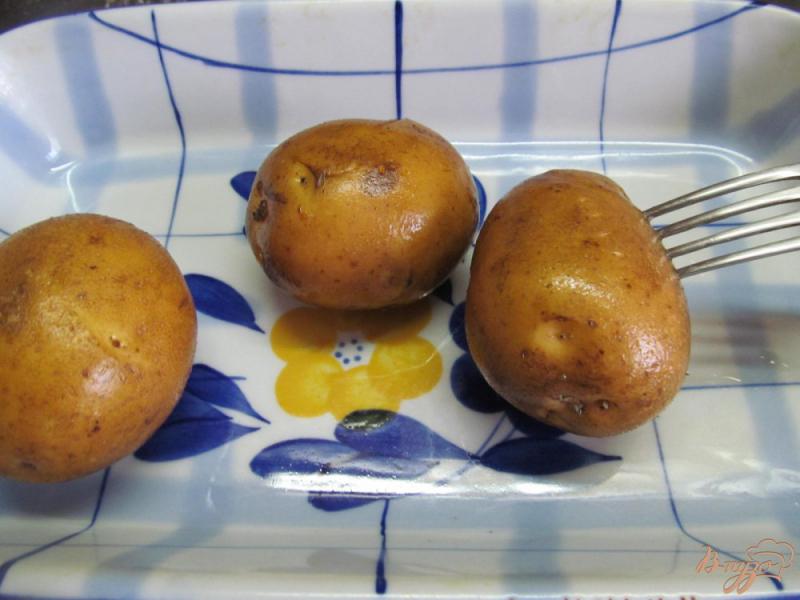 Фото приготовление рецепта: Запеченный картофель под сыром шаг №1
