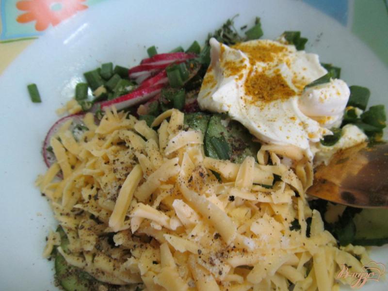 Фото приготовление рецепта: Салат из редиса и огурца с карри шаг №4