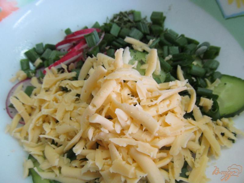 Фото приготовление рецепта: Салат из редиса и огурца с карри шаг №3