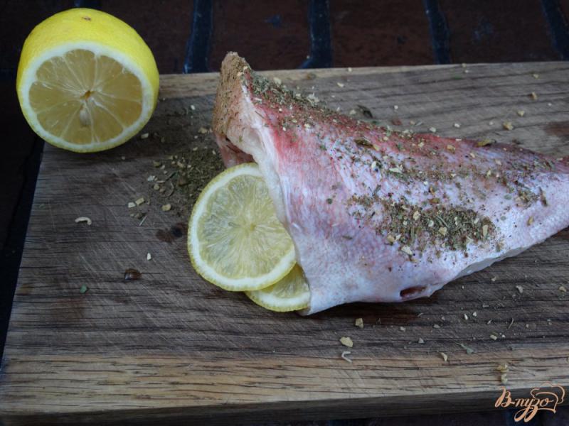 Фото приготовление рецепта: Морской окунь со шпинатом и лимоном шаг №3