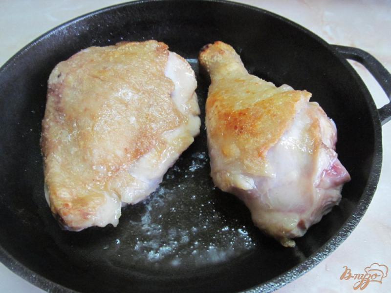 Фото приготовление рецепта: Жаренный куриный окорочок под соусом из сыра с плесенью шаг №1