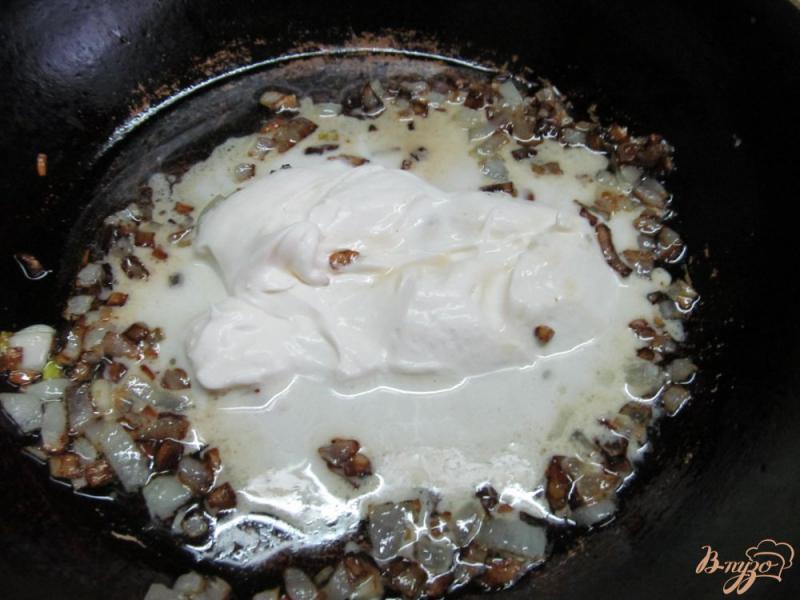 Фото приготовление рецепта: Жаренный куриный окорочок под соусом из сыра с плесенью шаг №2