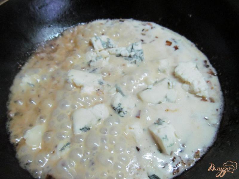 Фото приготовление рецепта: Жаренный куриный окорочок под соусом из сыра с плесенью шаг №4