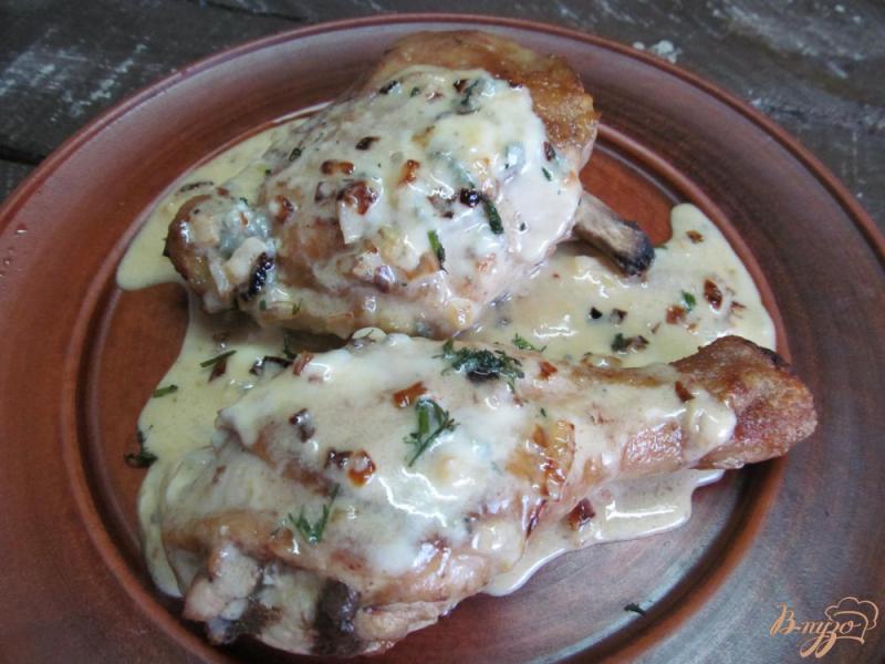 Фото приготовление рецепта: Жаренный куриный окорочок под соусом из сыра с плесенью шаг №5