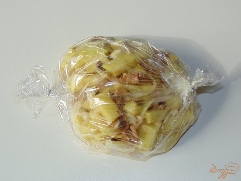 Фото приготовление рецепта: Картофель с шампиньонами запеченный в рукаве шаг №4