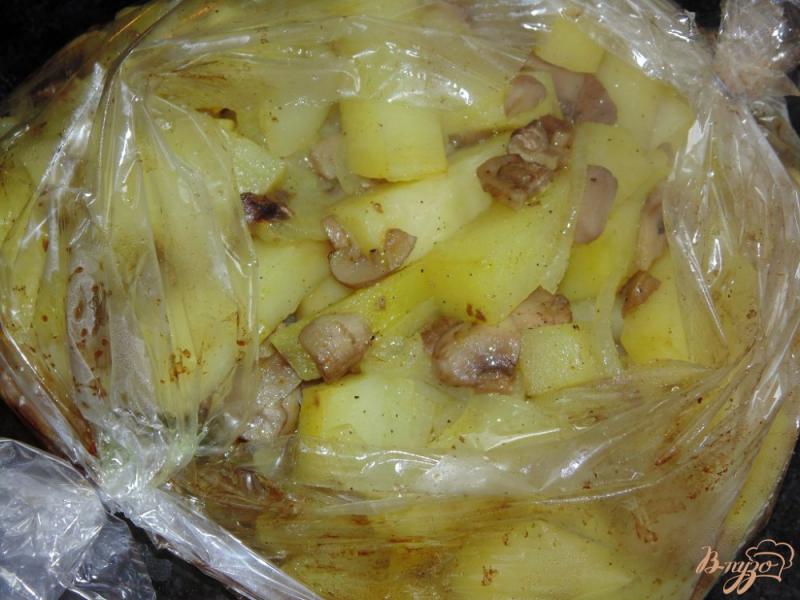 Фото приготовление рецепта: Картофель с шампиньонами запеченный в рукаве шаг №5