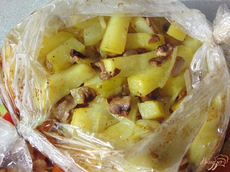 Фото приготовление рецепта: Картофель с шампиньонами запеченный в рукаве шаг №6