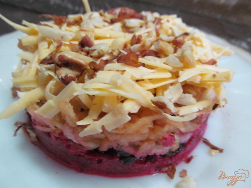 Фото приготовление рецепта: Салат из свеклы с черносливом сыром и яблоком шаг №5