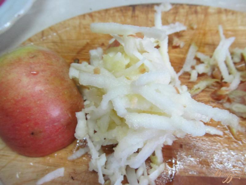 Фото приготовление рецепта: Салат из свеклы с черносливом сыром и яблоком шаг №3
