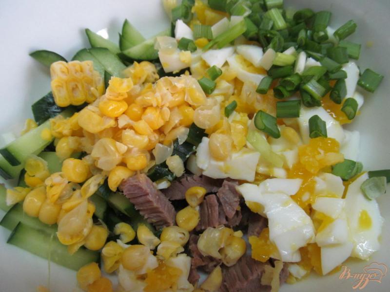 Фото приготовление рецепта: Салат из говядины с кукурузой и яйцом шаг №3