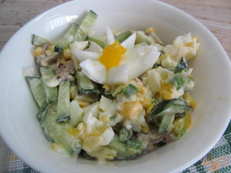 Фото приготовление рецепта: Салат из говядины с кукурузой и яйцом шаг №4
