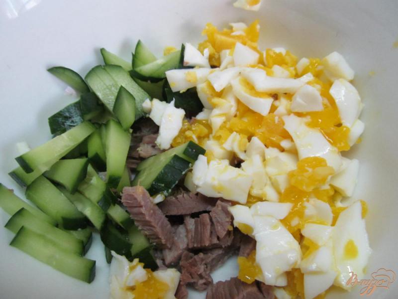Фото приготовление рецепта: Салат из говядины с кукурузой и яйцом шаг №2