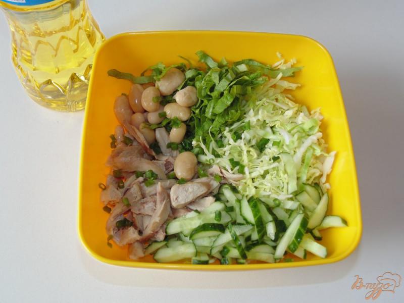 Фото приготовление рецепта: Салат из молодой капусты с мясом курицы и фасолью шаг №5