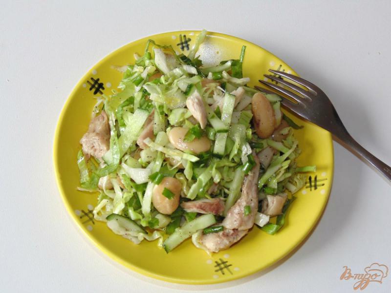 Фото приготовление рецепта: Салат из молодой капусты с мясом курицы и фасолью шаг №6