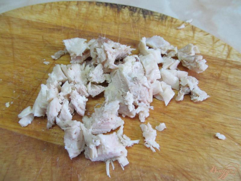 Фото приготовление рецепта: Салат с каперсами куриным мясом и яйцом шаг №2